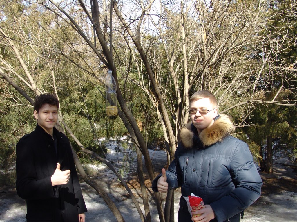 Barabanov2017's tweet photo. 1 апреля - День смеха, но в этот день также празднуется международный день птиц и  поэтому поводу мы организовали акцию в Комсомольском саду Волгограда с целью установления кормушек  для птиц и проведения Викторины  для детей на  тему природы. https://t.co/yl3lt241VN