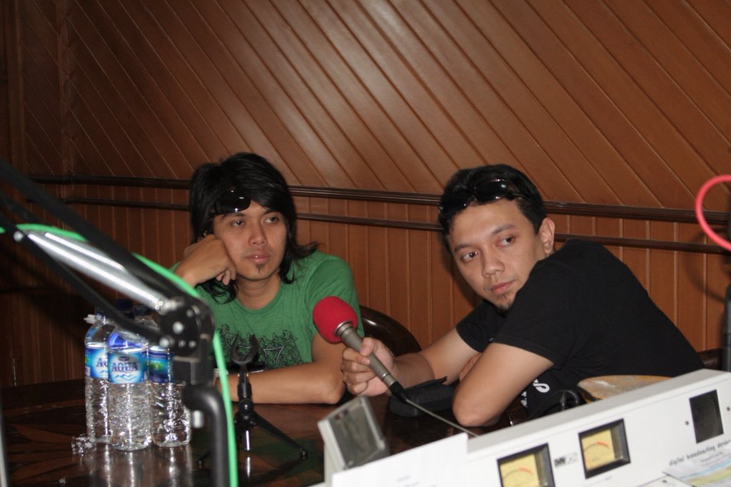 rocket_rockers's tweet photo. Kira - kira Aska & Bisma lagi terpaku melihat apaan ya Friends? π
.
#thRRowback #throwbackthursday https://t.co/q1kkYoi9an