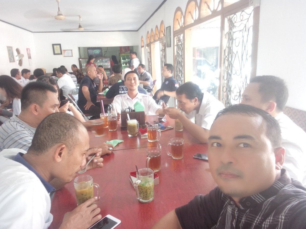 asakaisarmuda's tweet photo. makan siang itu soal merajut kebersamaan dan sama sama kerja... https://t.co/N5f7PE02uC
