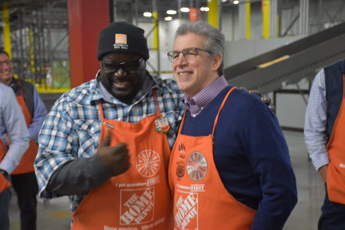 davewade5085's tweet photo. Acknowledging some great associates in Breinigsville today!! https://t.co/AOStZ1aLPX