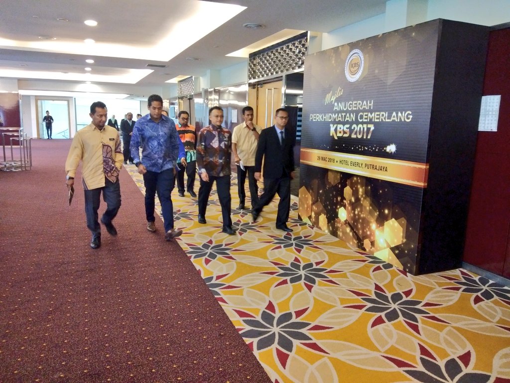 KBSMalaysia's tweet photo. Ketibaan Menteri Belia dan Sukan, YB @Khairykj ke Majlis Anugerah Perkhidmatan Cemerlang #TeamKBS Tahun 2017

#TeamKBS
#APC2017 https://t.co/inq4aeGc2D