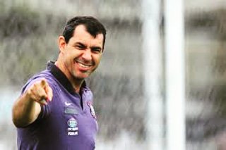 PickMeSports's tweet photo. Dica do Carille: para manter uma boa avaliação no PickMe, sempre que jogar uma partida marcada pelo app,  seja gente boa cumprimente todo mundo quando chegar! https://t.co/uOBrvsS9g9