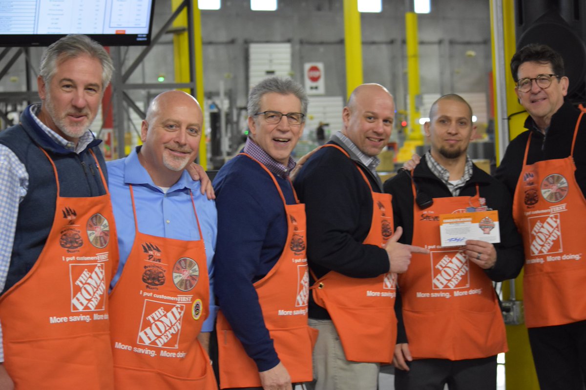 davewade5085's tweet photo. What an awesome day at the Bville RDC.  CEO Craig Menear talking to the 5034 team. Honored to have Craig, Mark, John, Paul, Scott and Travis visiting today! https://t.co/cLeaFjT4jQ