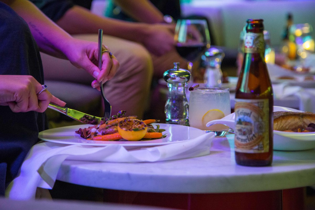 HudsonsNYC's tweet photo. Food is better with friends, and on the Hudson. Book your tickets through link-in-bio! https://t.co/lXSfiKCjU9