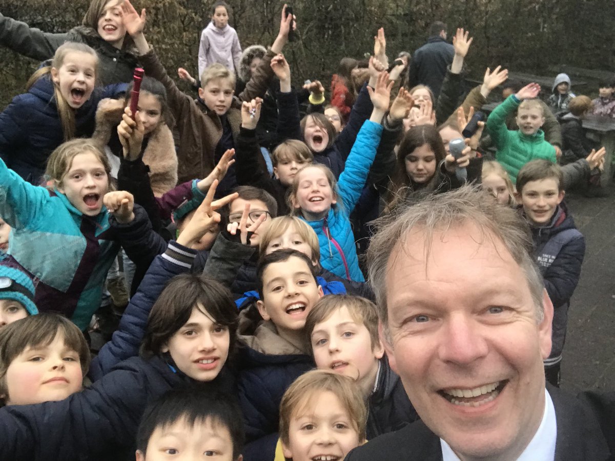 BmBaarn's tweet photo. Gisteren kwam ik toevallig @JanssenBouwmstr uit mijn oude straat in @rotterdam tegen in Baarn. Hij was met @ods_de_margriet van zijn zoon voor een werkweek op #DeStulp in @Lage_Vuursche. Afgesproken de hutten van groep 7 te jureren en na afloop natuurlijk even een selfie. https://t.co/BFoLgsXEwL