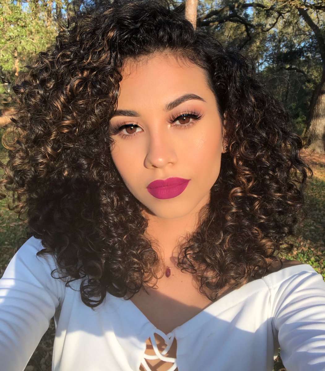 huenoir's tweet image. Swap out your Classic Red for a POPPING PINK this spring season! @briciaemilyn is definitely serving some #Springspiration with her pink lip. Will you try it out? #MakeupMuse #MakeupInspo #SpringColors