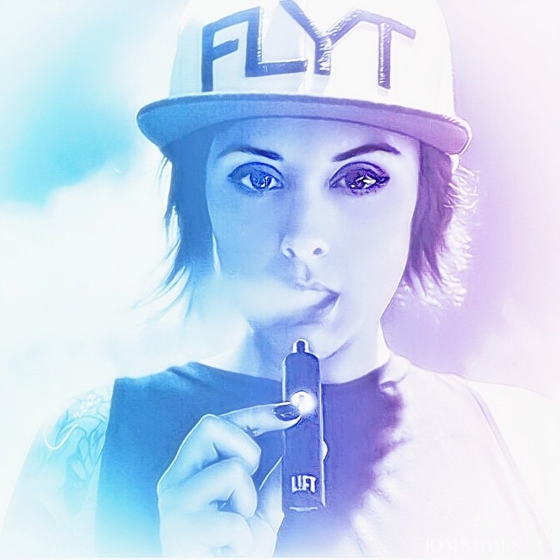 jonesydabs's tweet photo. Our first @chronicvisuals team shoot with Dab 👑 Jonesydabs
is all wrapped up. 
@benny_shoots
And some products from the fam at @flytlab
See the final cut at
@chronicvisuals
#marijuanamodel #flytlab #chronicvisuals #model #420 #somegirlsgethigh #cannabis #girlswhosmoke #hightimes https://t.co/9cCZ7nuX0U