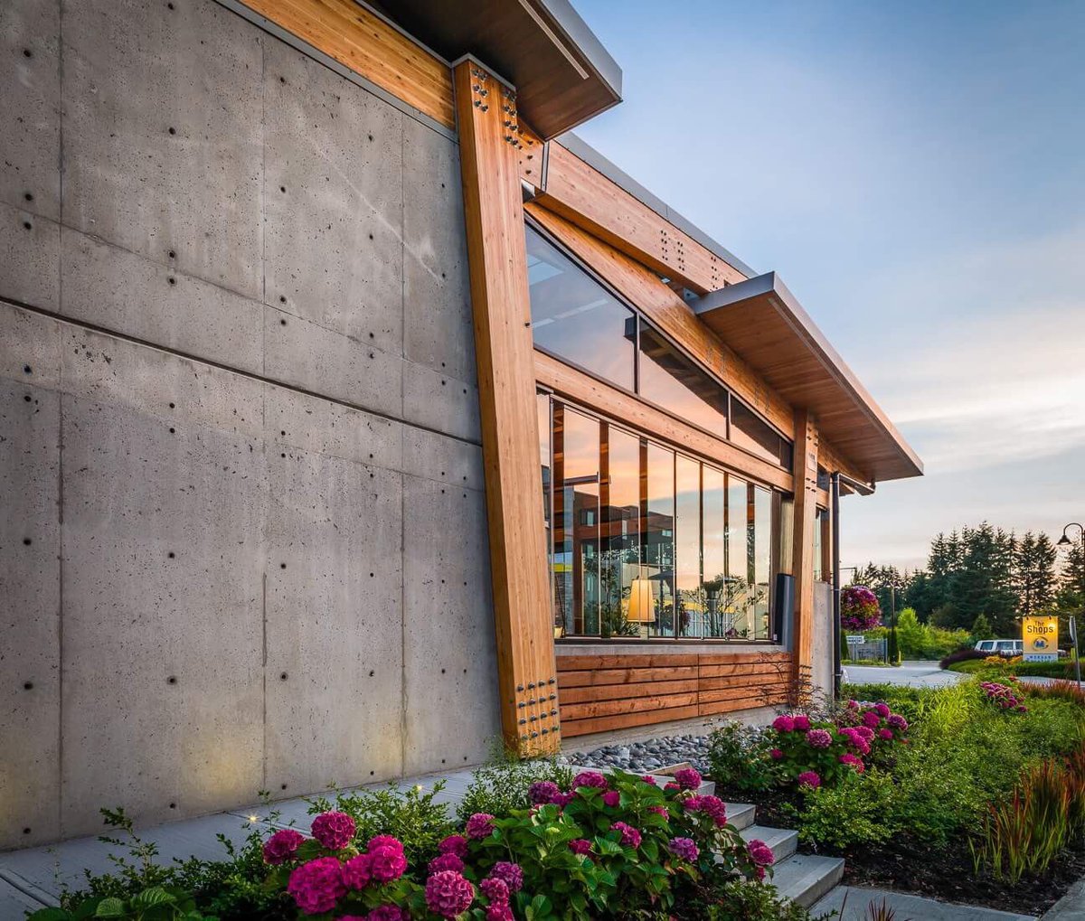 CiccozziArch's tweet photo. Strong, dynamic architectural elements were used in the design of Sammy J's flagship location. #architecture #architecturephotography #ciccozziarchitecture #millwork #design https://t.co/WPflkIxWMQ