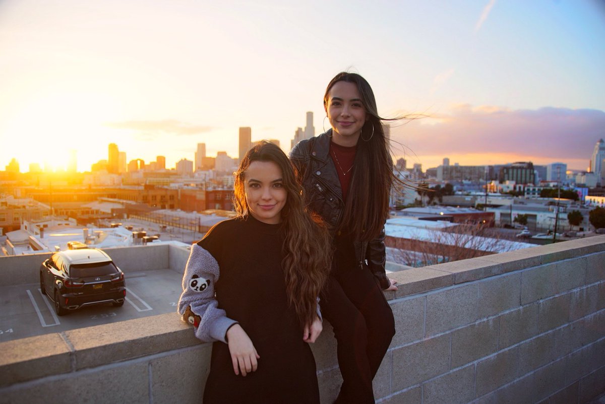 MerrellTwins's tweet image. How is everyone today? ☺️✨