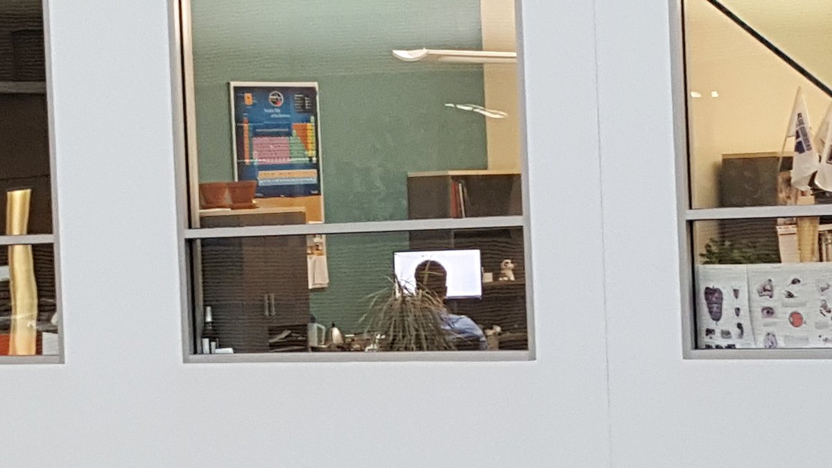 JAWijngaarden's tweet image. Great day visiting #uwinnipeg chemistry and presenting my research. Met with awesome inquisitive students and don&apos;t even get me started on those hardworking profs! @JamieRitch @ChrisRWiebe @qchemprof #umanitobasci #CanLightSource