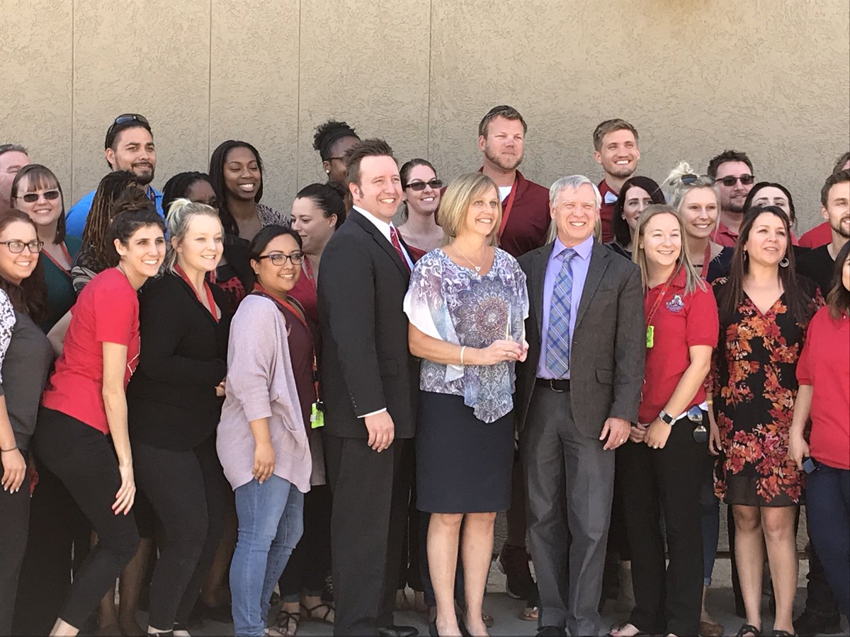 LaveenSchools's tweet photo. Congratulations to #TrailsidePoint Principal Sarah Zembruski who was just honored with the #ExemplaryPrincipal Award by @MCESAAZ #CreatingBrightFutures https://t.co/Bg4j1eCapt https://t.co/ZqrrJnECpU