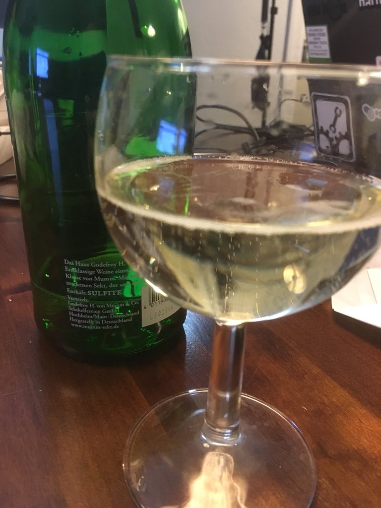luckow's tweet image. gerade richtig noch zum letzten sekt gekommen (war beim chor). danke team @safeserver #DrupalSecurity