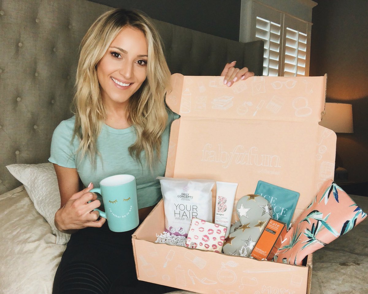 VeronicaBal's tweet image. I love being a #fabfitfunpartner bc I’m always stalked up for the season with so many great brands! Many of the products alone are worth more than you pay for the whole @fabfitfun box! Head to fabfitfun.com &amp;amp; use my code VERONICA for $10 off your first box! #fabfitfun