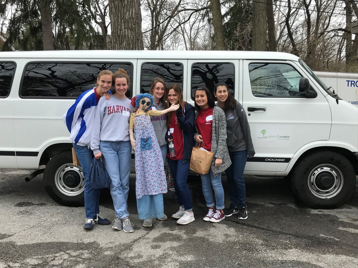 SCCentralKC's tweet photo. A big thank you to @SJAThunder for coming to SCC today. For #SJAserveday 26 students raked, organized, moved furniture, and washed the Meals on Wheels van. Shepherd's Center was happy to host you! Thank you for making a difference. #volunteers #olderadults #groupservice https://t.co/j5QKaDyJem