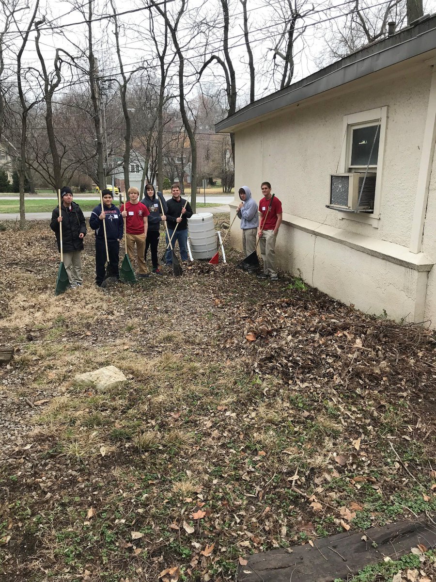SCCentralKC's tweet photo. A big thank you to @SJAThunder for coming to SCC today. For #SJAserveday 26 students raked, organized, moved furniture, and washed the Meals on Wheels van. Shepherd's Center was happy to host you! Thank you for making a difference. #volunteers #olderadults #groupservice https://t.co/j5QKaDyJem