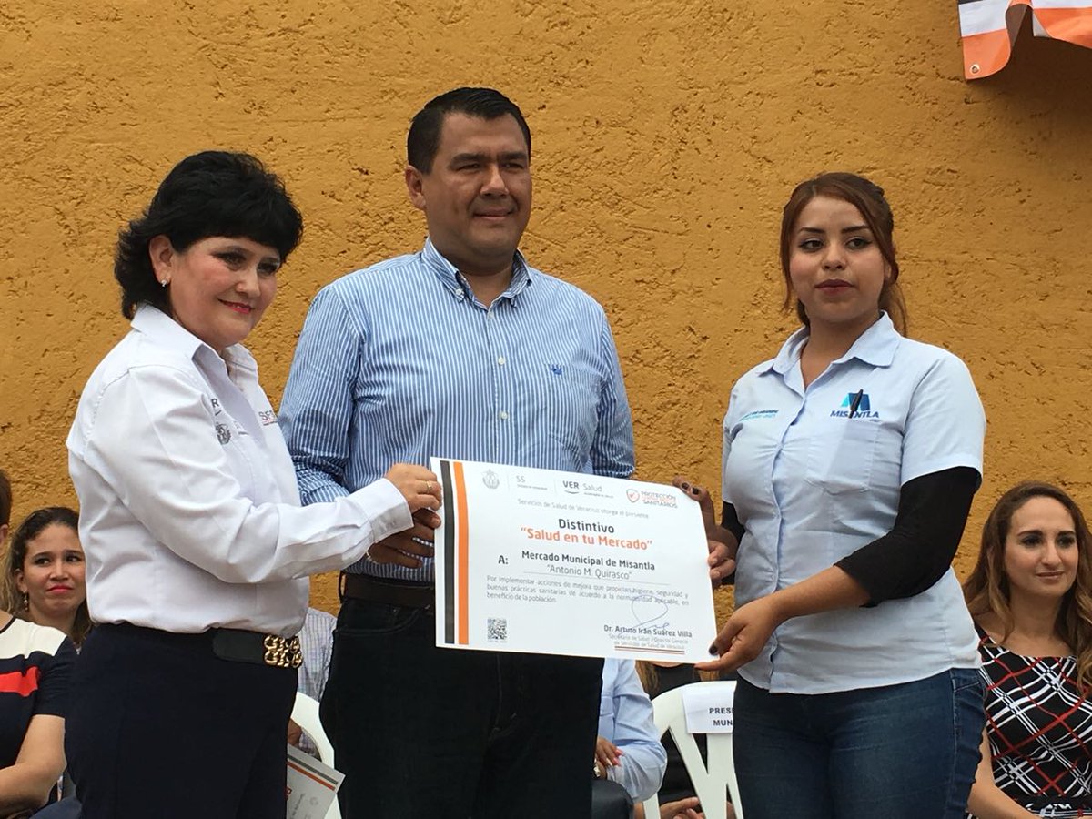 DrIranSuarez's tweet photo. El mercado "Antonio M. Quirasco" de Misantla es el primero en el estado en recibir el distintivo de "Salud en tu Mercado" por cumplir con la Normativa Sanitaria y de @PCEstatalVer , asegurando así la Salud de quienes ahí trabajan y consumen. https://t.co/LI5aVR75hf