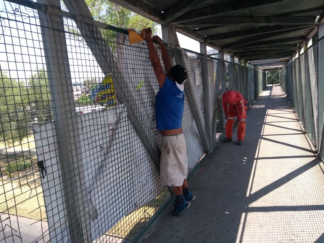 DSPAtizapan's tweet photo. Servicios Públicos de Atizapán trabajando con pasión, apoyo de retiro de lonas de puentes. @AnaBalderasMx @ATZciudadano https://t.co/6iCvq5zJ4z