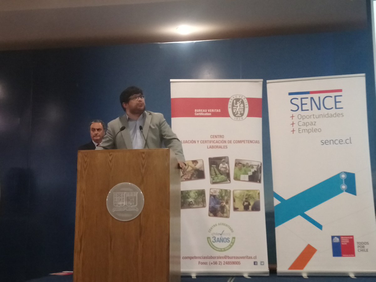 [AHORA] Juan Antonio Moreno, vicepresidente de Chilevalora: Este certificado que reciben hoy es un orgullo para ustedes y sus familias. ¡Sigan adelante en su oficio!