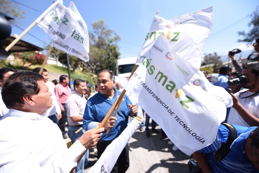 HectorAstudillo's tweet photo. En Chilpancingo arrancamos por tercer año consecutivo la entrega de fertilizante gratuito #MásMaíz; en esta ocasión dimos banderazo para la Región Centro, zona en la que se beneficia a más de 89 mil productores del campo. https://t.co/E5DXcbMQPC