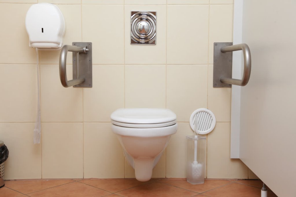 AccessAdvocates's tweet photo. #ADAfact: The minimum space required in toilet compartments is provided so that a person using a wheelchair can maneuver into position. https://t.co/wWUHF74sjq