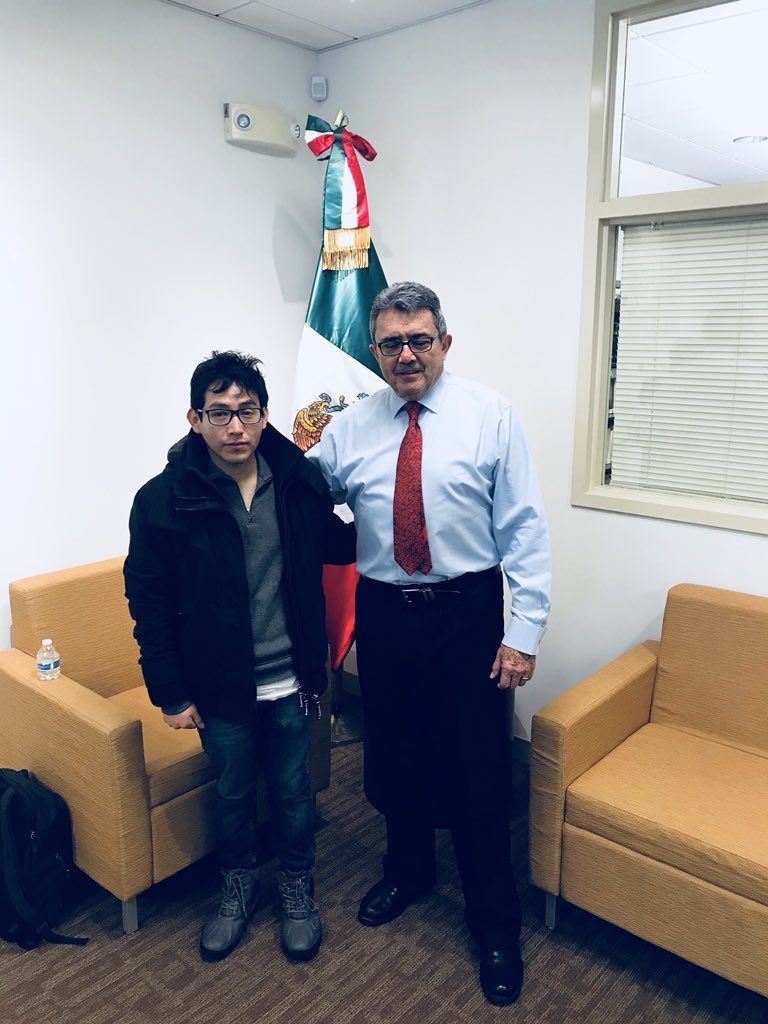 EmilioRabasaG's tweet photo. Nació en La Mina, Tuxtepec/Oaxaca; me contó cuando migró a Morelos donde termina prepa, luego Química en UNAM; el próximo 11 de mayo se gradúa de doctor en MIT con trabajos en nano-tecnología; yo no cabía de orgullo, es Ricardo Pablo Pedro indígena zapoteco. https://t.co/BlJG8Y69Qr