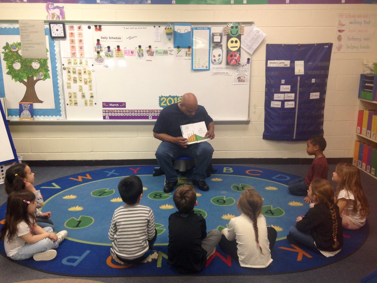 ConnellsCrew's tweet photo. Thanks for reading to us, Mr. Hernandez! π We β€οΈ Hop on Pop! #DrSeuss #sillyrhymes #readacrossamerica #FSDKidsRead @FSDVikings https://t.co/awqJDNENHe