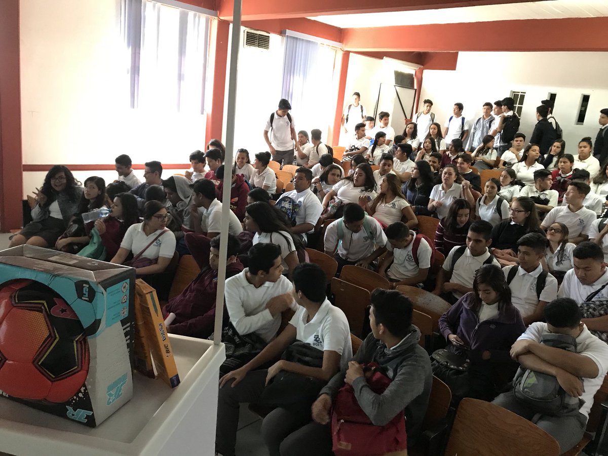 gerardohdz2's tweet photo. El día 15 de marzo realizamos el foro de innovación y emprendimiento en el #Cetis88 teniendo un gran participación de jóvenes. #ArraigateJoven #Sagarpa https://t.co/eSELhRRvBJ