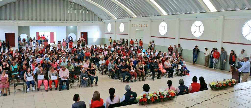 Onesimo_Serrano's tweet photo. También nos acompañaron a la entrega de subsidios federales, José García en representación del Srio. de Obras, @JoseMenesesA; Jacobo Flores, Dir de Gobernación; Reynalda Montes, dirigente estatal de UGOCM JL; Dante Cárdenas, Srio. Mpal de Santiago de Anaya; y autoridades locales. https://t.co/obWstJD1hm