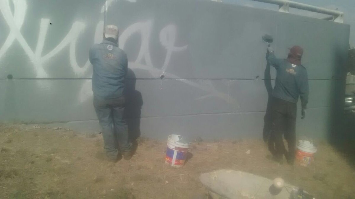 UMOM2018's tweet photo. Conservación de periférico. 
Pintura a muros en herradura de la Rosa. @UMOM2018 @SIOPJal @NetzaOrnelas @NotisistemaVIAL @Trafico_ZMG @DK_GOOS https://t.co/2wCDnvpx1v