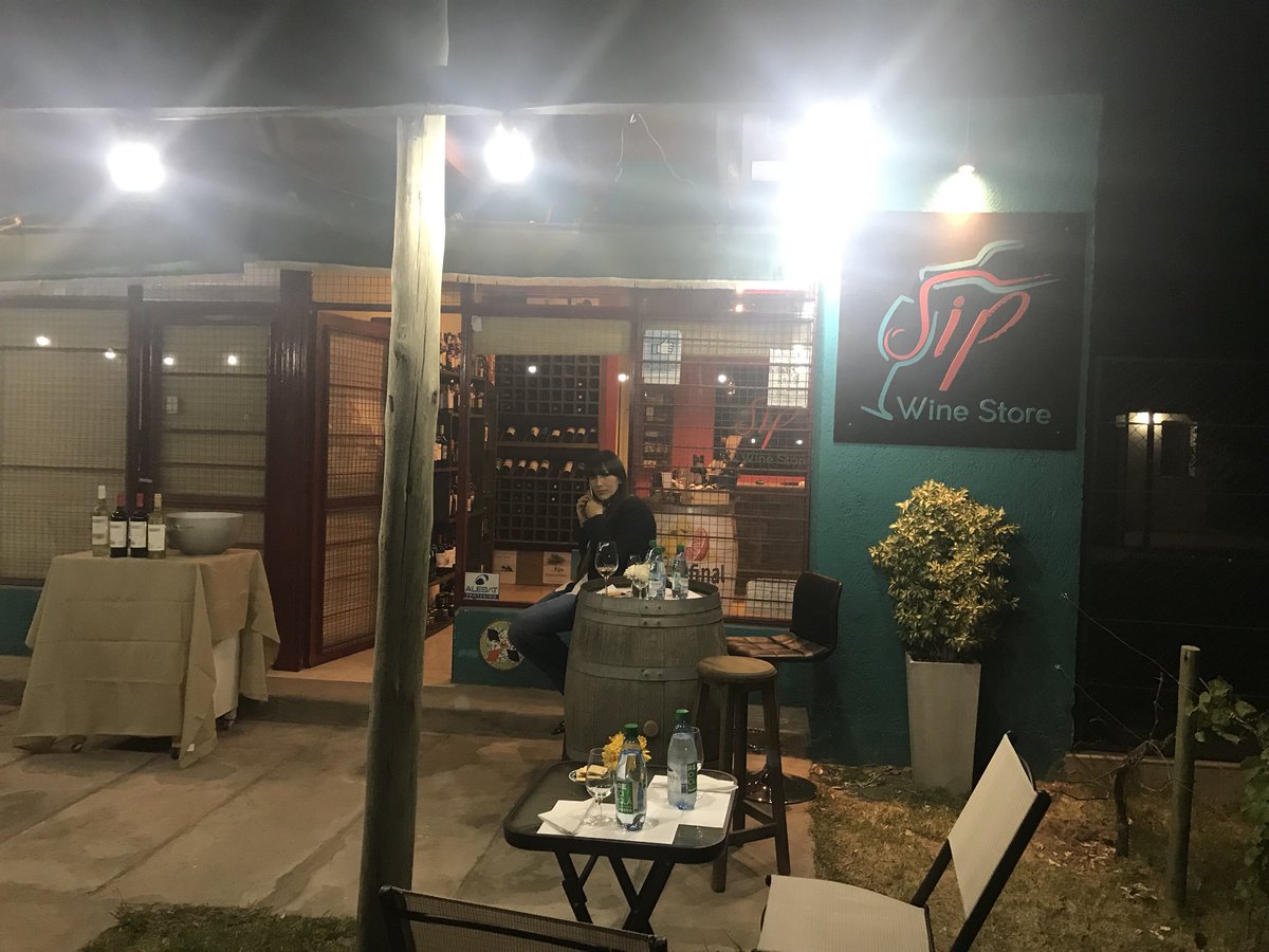 MarceMitchell's tweet photo. Por empezar degustación de #Chacabuco #DondeTodoComenzó @LosHaroldos en #SipWineStore https://t.co/sI8jHZyUuR