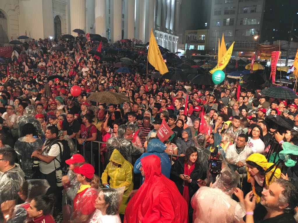 orlandosilva's tweet photo. A resposta para o fascismo é a união das pessoas que lutam pela democracia. Não passarão! Foto: Ricardo Stuckert #AtentadoContraADemocracia #AtentadoContraLula #NãoPassarão https://t.co/uZGPOMTZ2Y