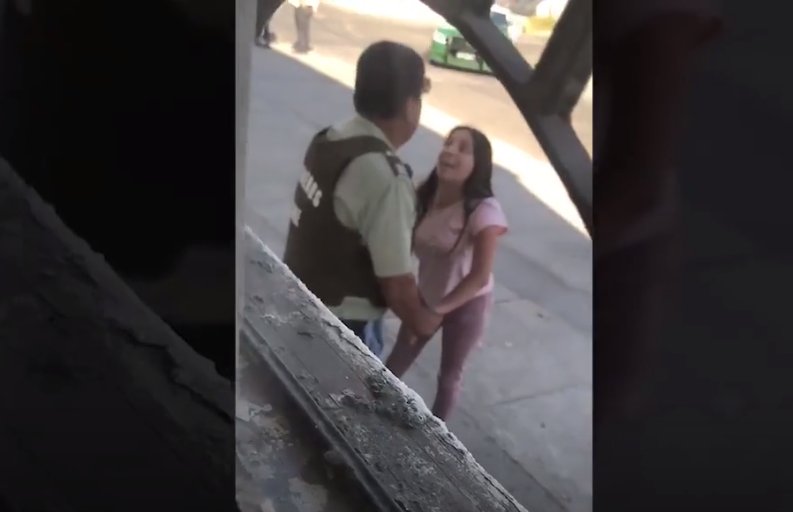 elmostrador's tweet photo. [VIDEO] El "rosario" de garabatos que se llevó un carabinero durante control policial que se viralizó en internet https://t.co/kep45MjFVZ https://t.co/zcbVFcBfEh
