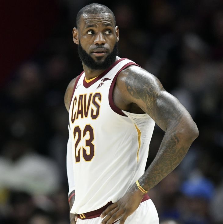 PettyAirJordan's tweet photo. LeBron fans claim he should win MVP because “he’s the most valuable to his team, &amp; they would be in the lottery without him.”
...yet Anthony Davis is averaging more points, rebounds, steals, &amp; blocks with an almost identical record... with way less talent around him than LeBron. https://t.co/3qlU9jlQ46