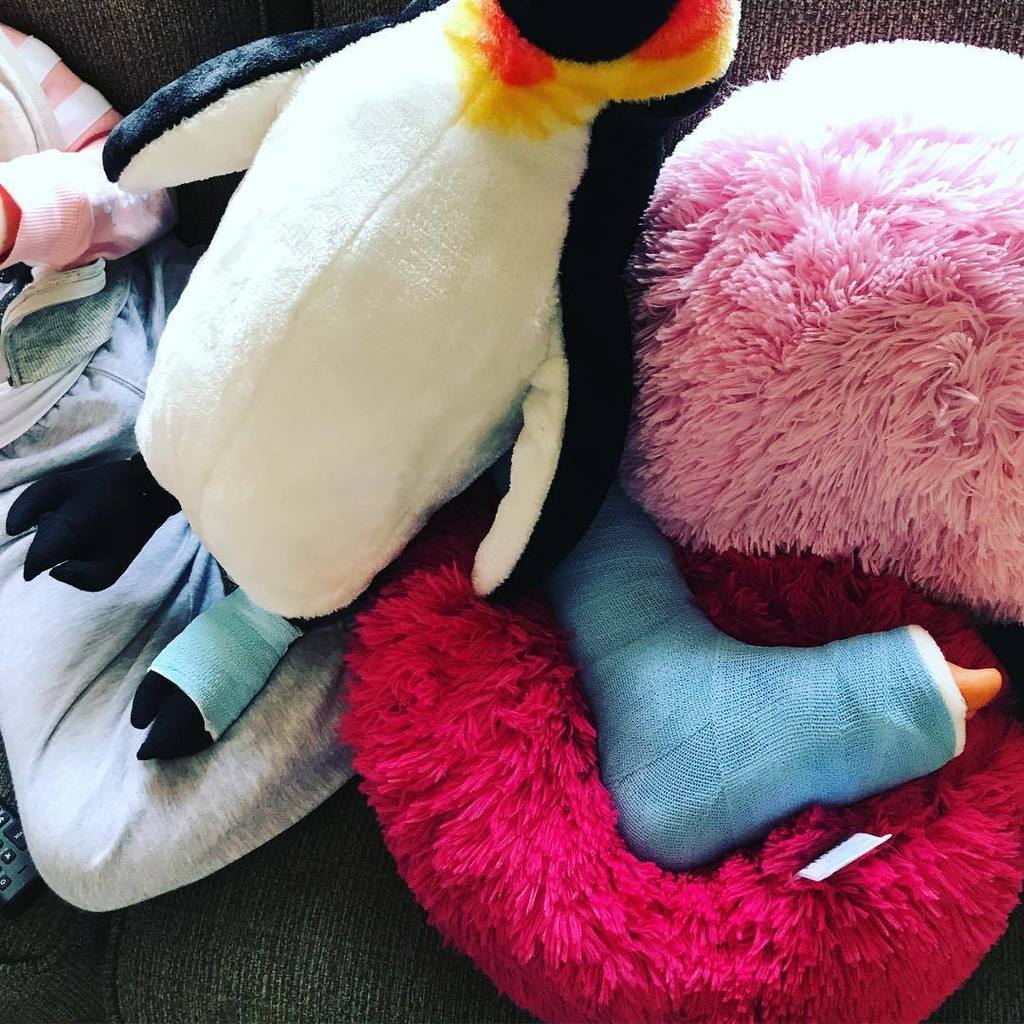 teachmama's tweet photo. When you’re in a cast for the second time in 3 months but the awesome people at @hopkinsmedicine send you home with a matching cast for your big penguin.
#wegotthis #babybluecast #johnshopkinschildrenscenter #accessorynavicular #coralovespenguins https://t.co/ONzixZLMNP https://t.co/INsQTOctr5