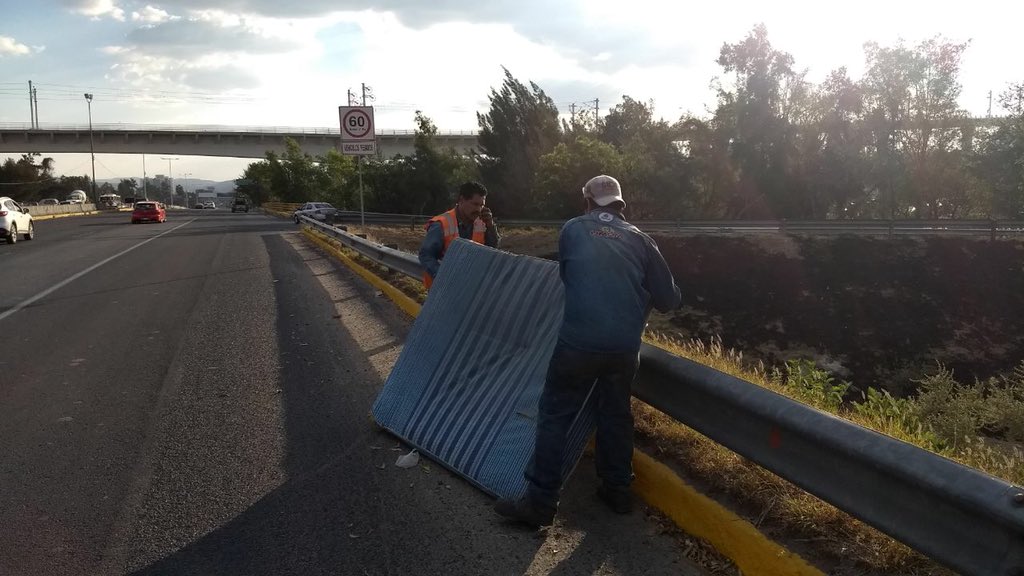 UMOM2018's tweet photo. Conservación de periférico. 
Personal de @UMOM2018 retira colchón abandonado en periférico y carretera Tesistán, invitamos a la ciudadanía a reportar estos hechos que tanto nos perjudican a todos. @SIOPJal @NetzaOrnelas @NotisistemaVIAL @Trafico_ZMG @DK_GOOS https://t.co/BsnyQxCVAt