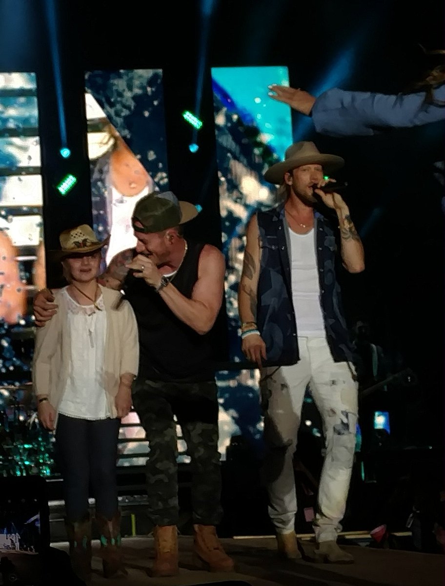 1Fan_Runaway's tweet photo. @quietflight72 @OHP_Venues @RunawayCountry @FLAGALine #RunawayCountry @FLAGALine What a special moment! @RunawayCountry https://t.co/x4gFn7ZeEZ