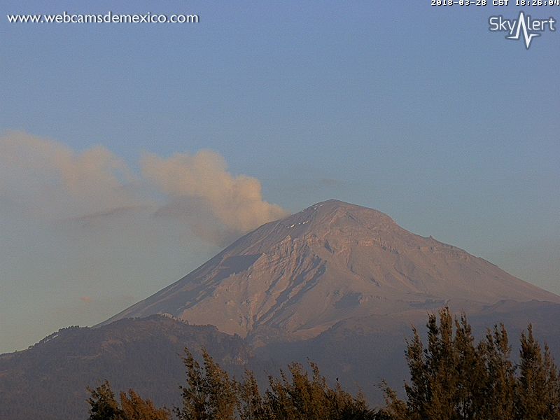 SkyAlertMx's tweet photo. Al rededor de las 16:30, el @Popocatepetl_MX incrementó la emisión de vapor con esporádico contenido de ceniza que los vientos dispersan hacia el noreste (Puebla - Tlaxcala).

#SkyAlertCam https://t.co/Hicl7YK8H2