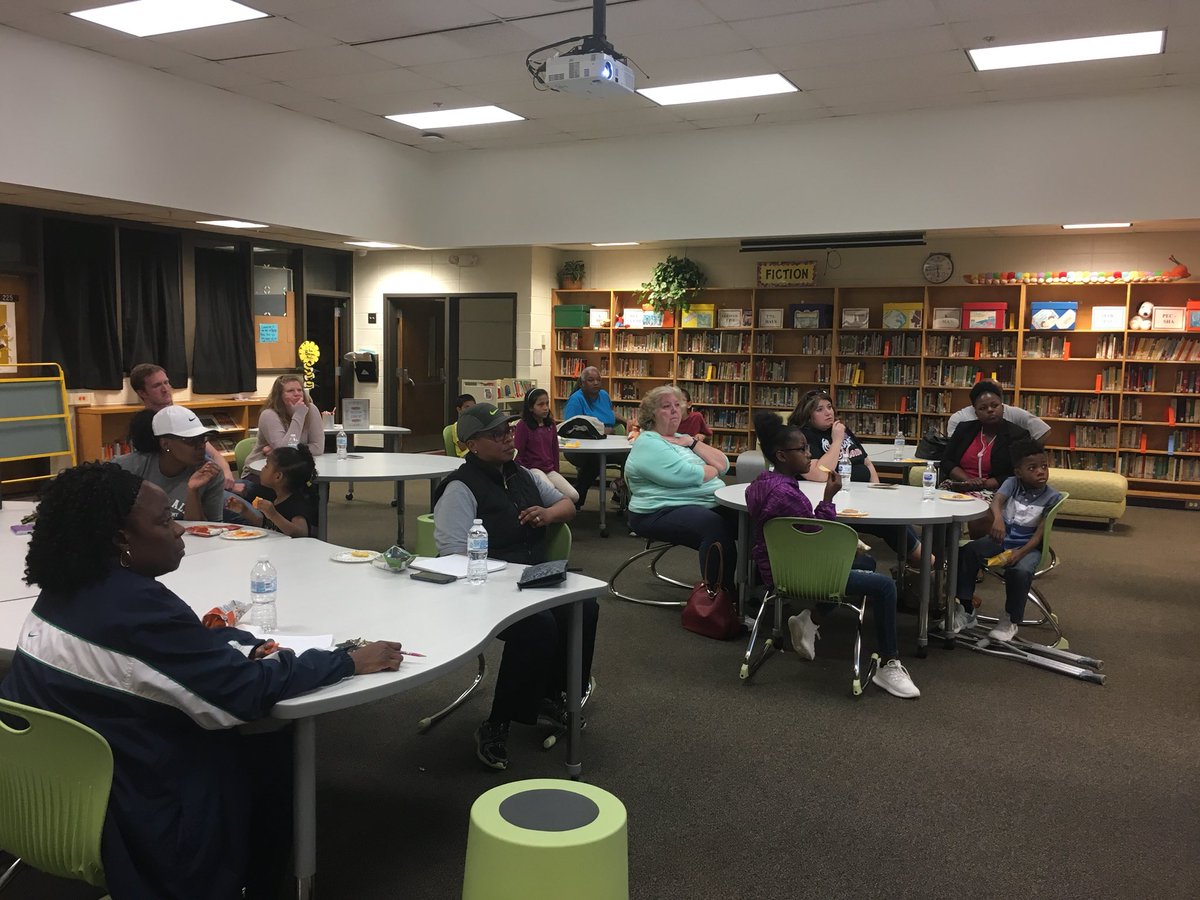 SwagDogs122's tweet photo. We held a “Milestone Mania” meeting this evening for our 3rd grade parents! Important information was shared and each went home with a smile on their face and a folder full of resources to help their child prep for the tests! #Teamwork #TogetherEveryoneAchievesMore https://t.co/rKJYUsNXeK