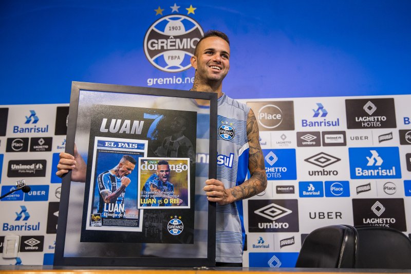 mbertoncello_'s tweet photo. Luan completou 25 anos nesta semana:
• 225 jogos pelo #Grêmio
• 62 gols
• 40 assistências
• 3 títulos (Copa do Brasil, Libertadores e Recopa)
- Rei da América em 2017
- Medalha de ouro nos Jogos do Rio 2016
- Prêmio Brasil Olímpico 2017
🔥🔥🔥
Voa, #Luanel! https://t.co/c3qkru1tEA