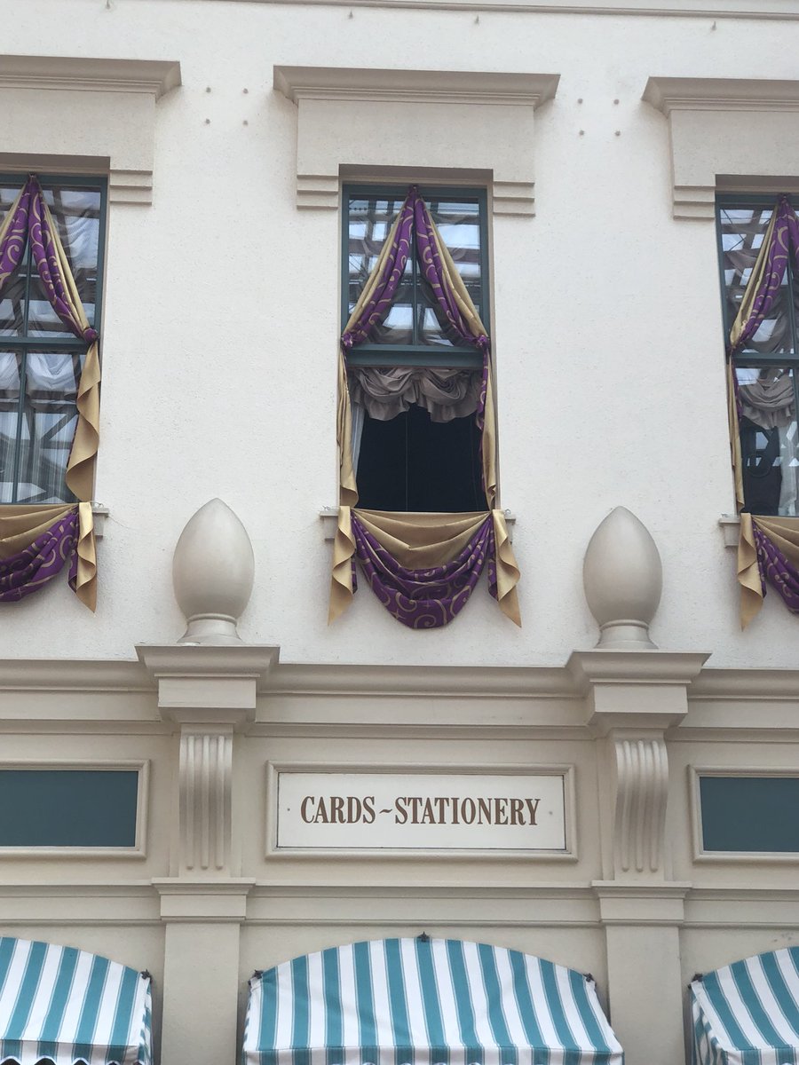 Shunsuke エンポやコンフェクショナリー ハウスオブグリーティング タウンセンターファッションの窓が開いていてプロジェクターが見えていました Tdr Now