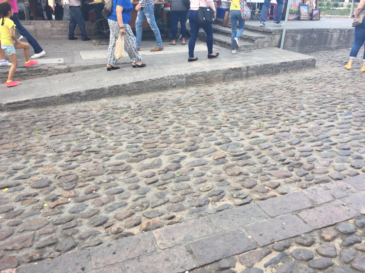 Mientras un grupo de “Sanmiguelenses preocupados y ocupados” invierte su tiempo y dinero en repartir volantes contra parquímetros, este es el estado de sus banquetas. ¿Será que les importa más poder estacionar gratis a que las personas puedan caminar libremente por su ciudad?