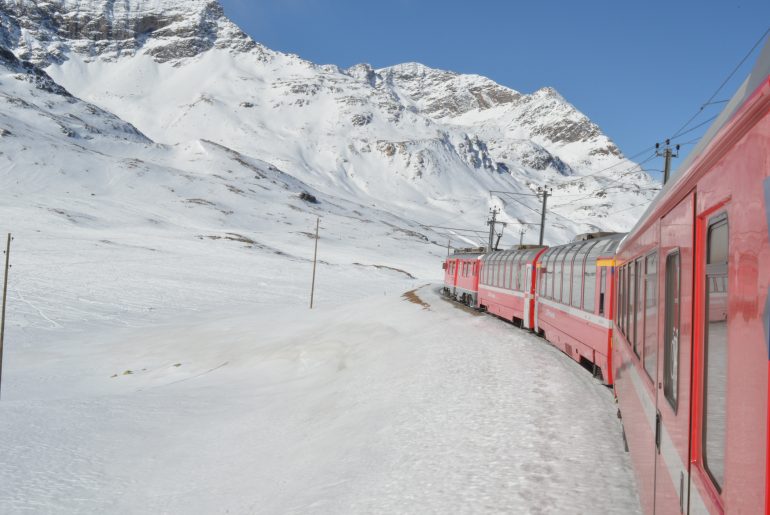 Viaggio sul treno che s'inerpica tra le Alpi Italo-Svizzere, ammiro i paesaggi incredibili dalle alture e colori cangianti: e tra valli, pianure, laghi, ghiacciai, incontro la felicità. ➡️ iviaggidiliz.it/treninorossobe… <a href="/rhatischebahn/">arthur van dedem</a> <a href="/treninorosso/">Ferrovia retica</a> <a href="/ClubMagellano/">Club Magellano</a>
