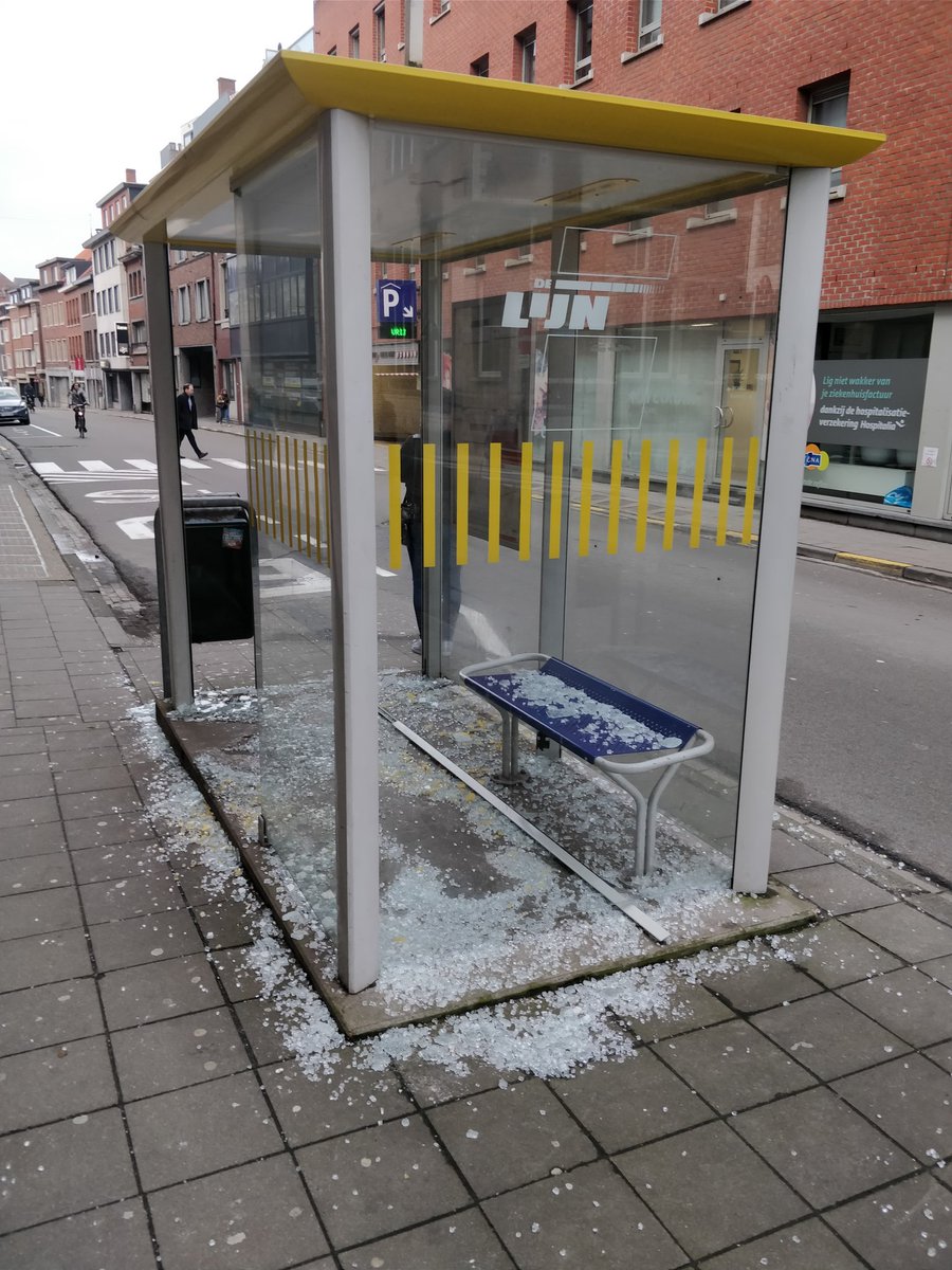 MeulemansGijs's tweet photo. @delijn  gelieve iemand dit op te laten ruimen! @ Naamsestraat, Leuven https://t.co/lgSZgE1AOy