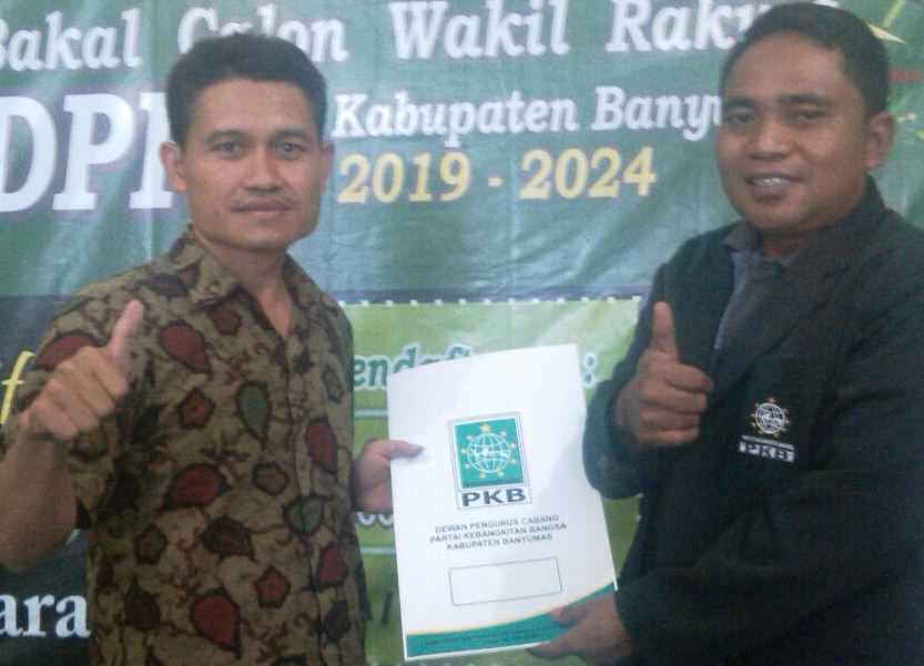 dpc_pkbbms's tweet photo. Alhamdulillah ..... respon&amp;antusias sumber daya muda unt memperjuangkan nasib bangsa &amp; masy penuh semangat. Mas Wasilun dari Wangon &amp; Mas Rujito dari Pwt mengambil formulir Bacaleg DPRD Bms 2019-2024. Smoga berkah,sukses &amp; dimudahkan. @yusuf_ch @PurwokertoKita @GusdurianBms https://t.co/iuMSPXovB3