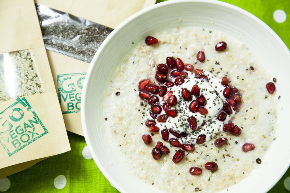 GoVeganBox's tweet photo. Day 29, Breakfast - Hemp-laced porridge with pomegranate seeds &amp; yogurt with chia on top! #microboost #microboosting #vegan #veganfood #vegans #veganism #veganpower #veganlife #veganeats #veganlove #veganfoodie #vegandiet #healthyvegan #veganbreakfast #hempseeds #chiaseeds #chia https://t.co/yAhVrGGkfD