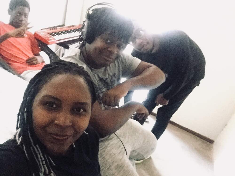 becominguBu's tweet photo. I missed my peoples!! Yesterday we put in the work.. We had some laughs.. It was RIT!! #veryus #schmooklez #youbeyou https://t.co/nlLcPLgplK