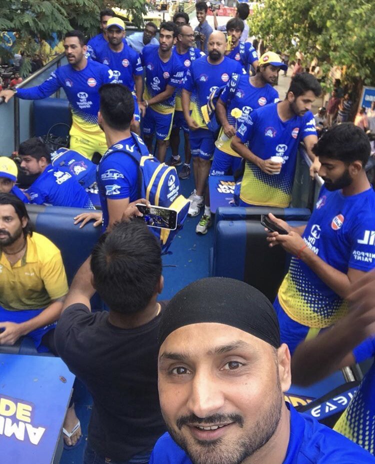 lycagoldradio's tweet photo. #ChennaiSuperKings team going for a practise session on an open top bus 🚎 #crowdpullers @ChennaiIPL #IPL2018 https://t.co/go5PeJfi6J