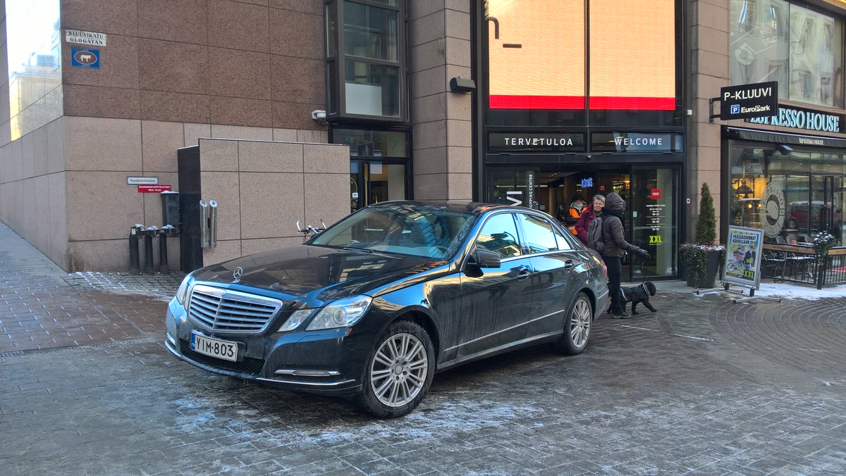TiiTikk's tweet photo. Kluuvinkulma kävelykadulla #autotajoradalle #helpalaute https://t.co/AD5oyeakcW