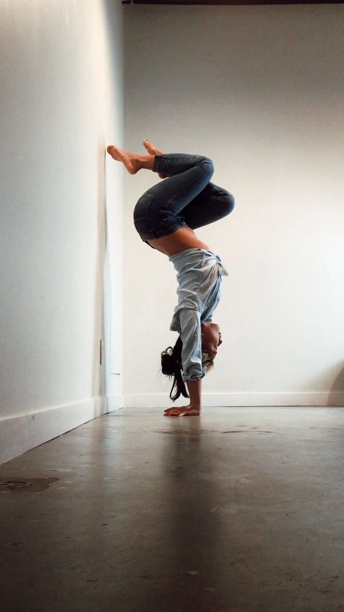 KatelynnKoi's tweet photo. #FullSkill : #Handstands + #FullPenetration // #HandstandGoals #AssUpHeadDown 🤣 https://t.co/6QvCLYI0Ju