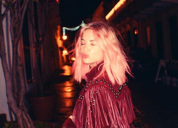 mxlinna_'s tweet photo. kiss me. https://t.co/N0bz2oQQNp